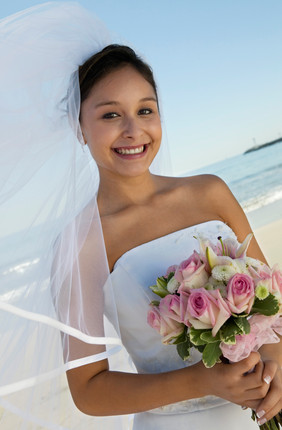 新娘站在海滩上微笑