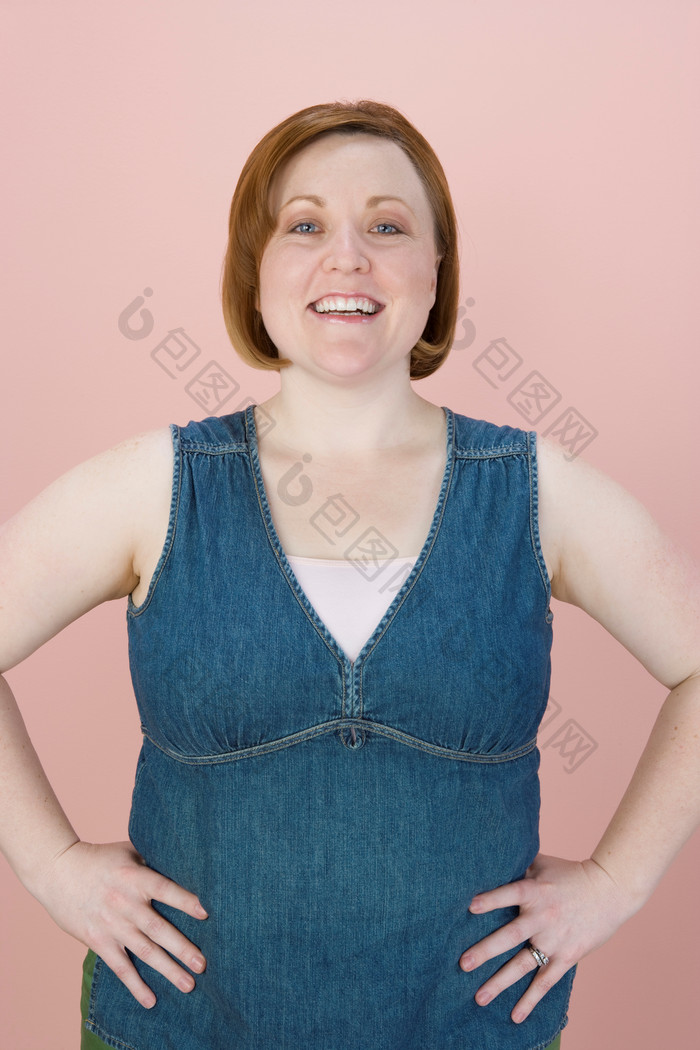 粉色调胖女人摄影图