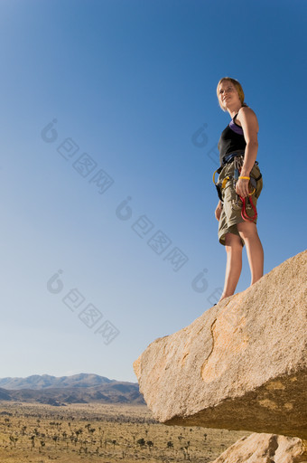 蓝色调在攀岩的女人摄影图