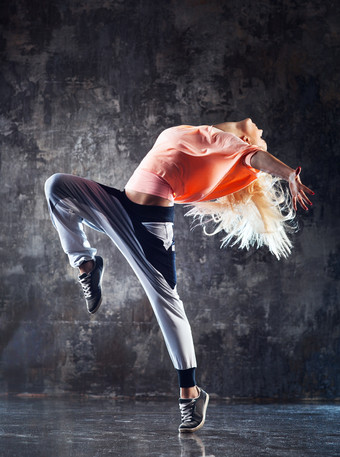 暗色调在跳<strong>街舞</strong>的女人摄影图
