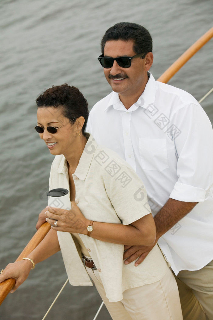 简约坐船的夫妻摄影图