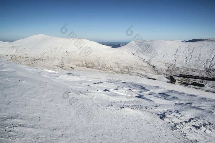 冬天野外山坡雪景