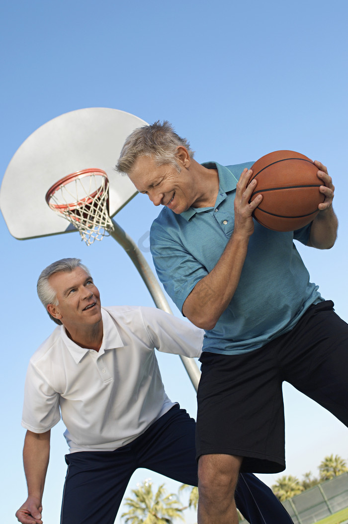 打篮球的老年男性