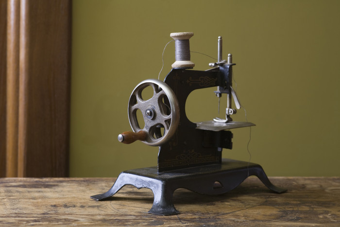 木桌上老式的缝纫机