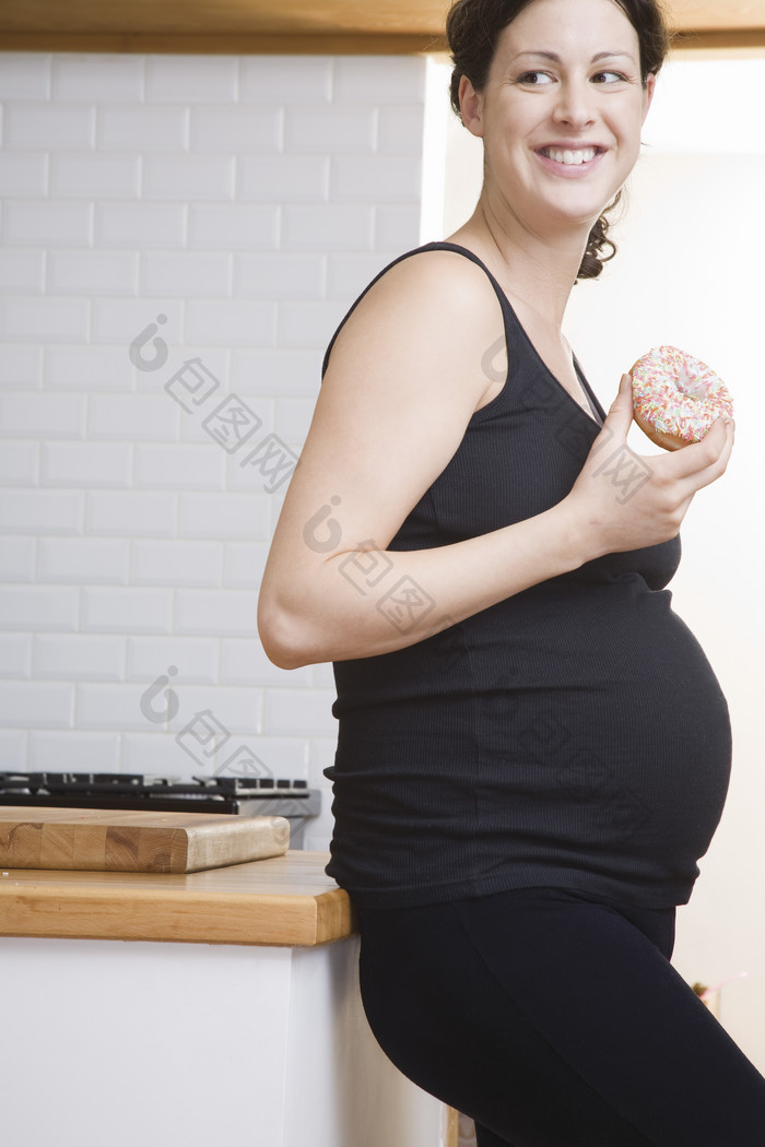吃甜甜圈的孕妇宝妈