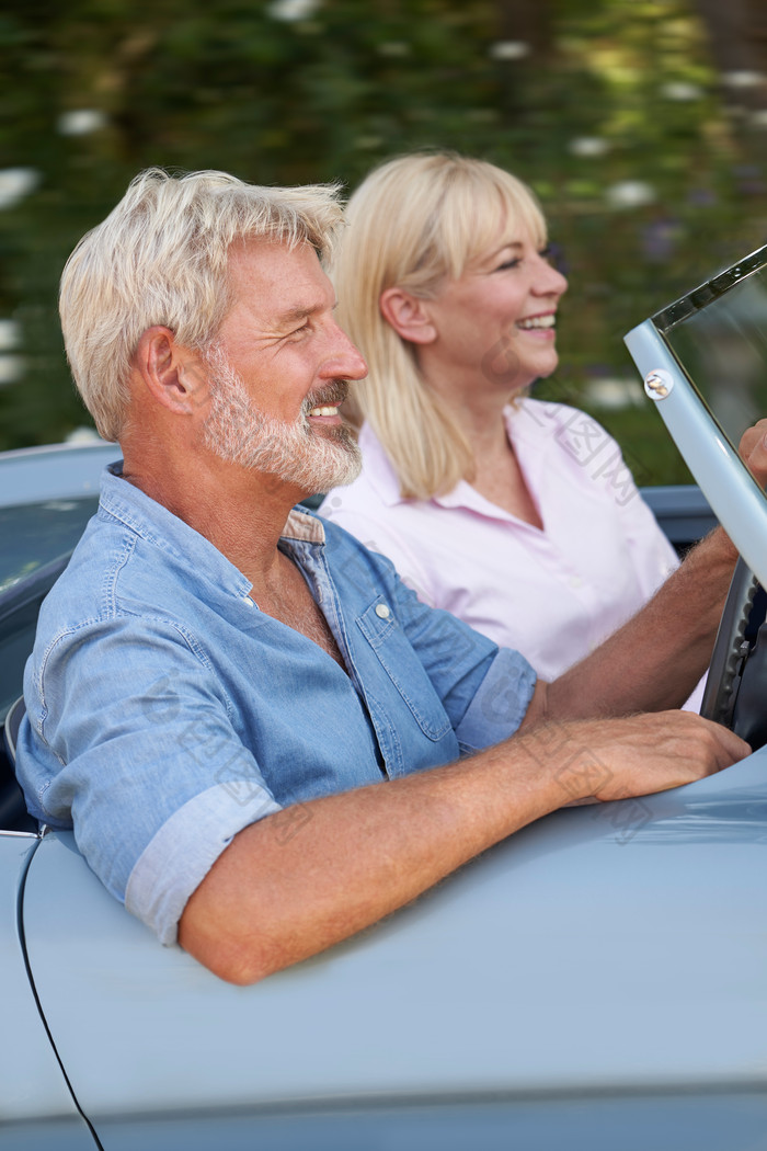 包图网提供精美好看的开车兜风的老年夫妻素材免费下载,本次作品主题