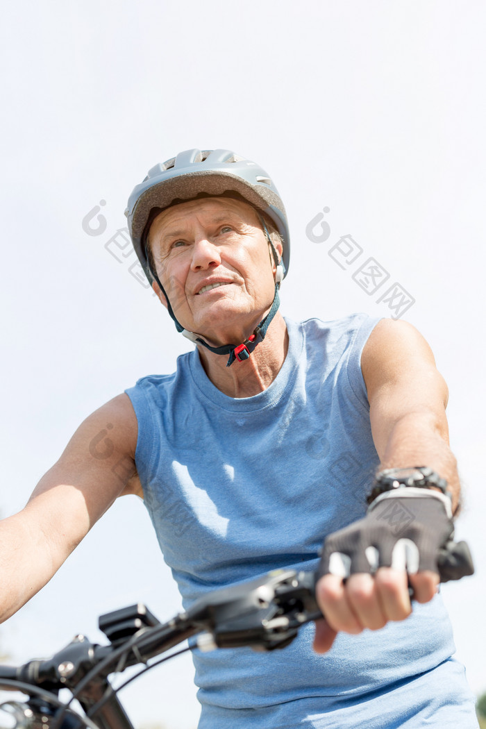 骑自行车健身的老年男人