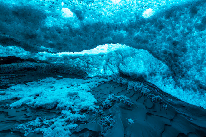 洞穴里的蓝色冰块