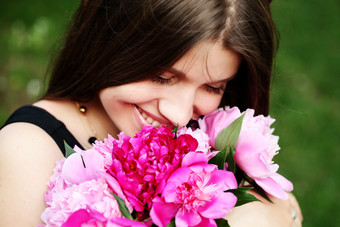 抱着鲜花的女人笑脸