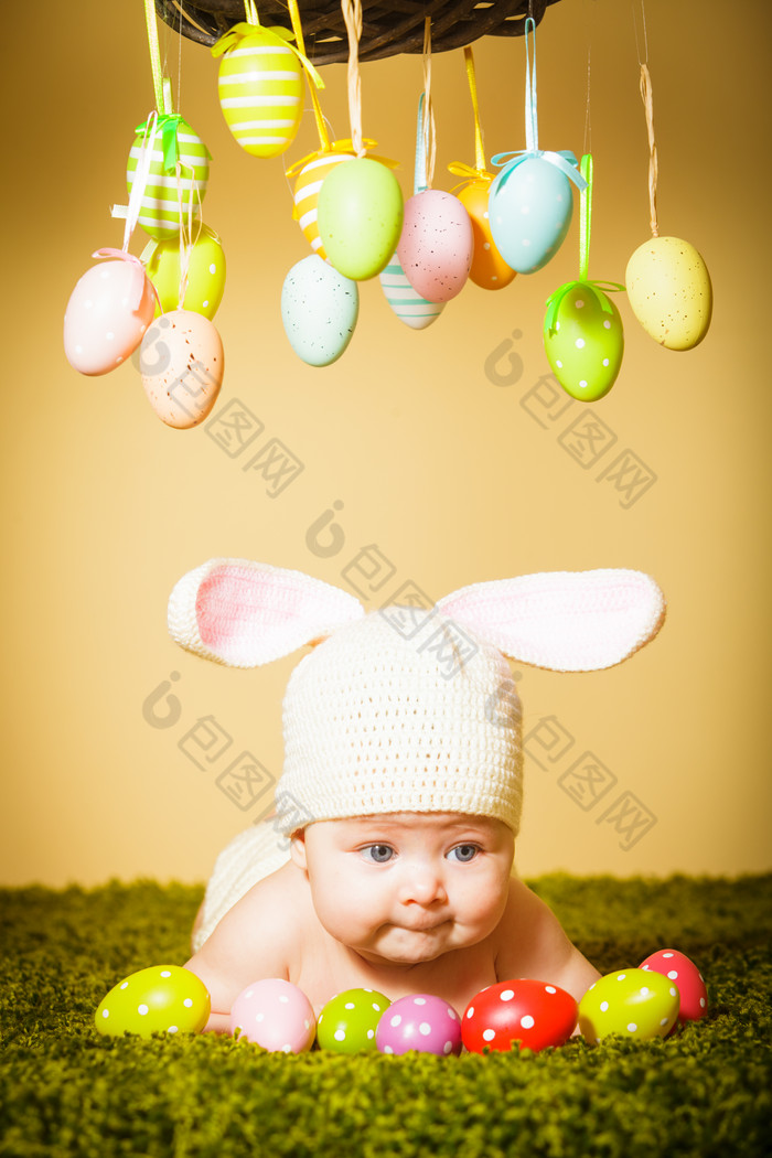 彩蛋下的婴儿摄影图