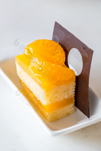 盘子的橘子蛋糕摄影图