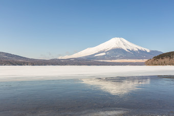 蓝色调富士山远景摄影图