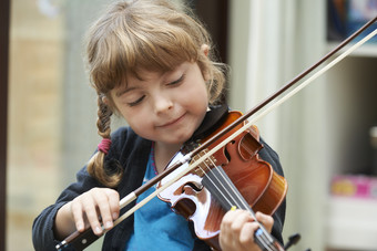 暗色调拉小提琴的女孩摄影图
