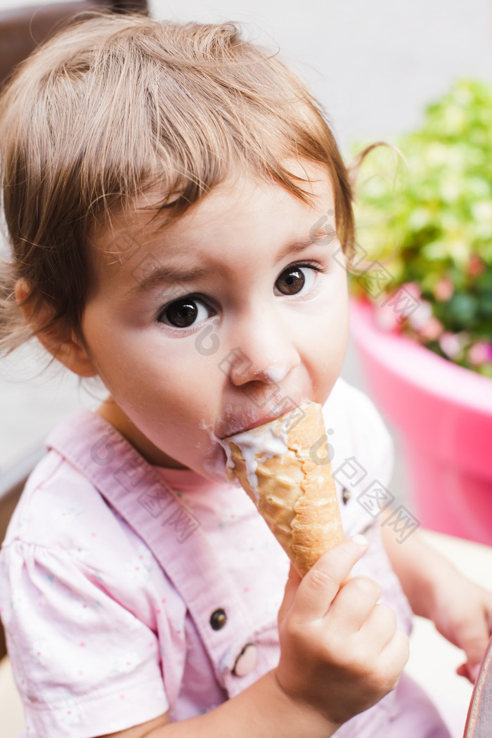 可爱的小女孩吃冰淇淋