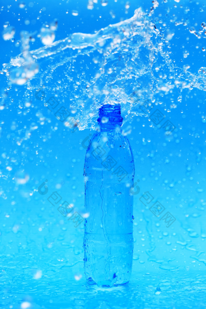 蓝色矿泉水瓶摄影图