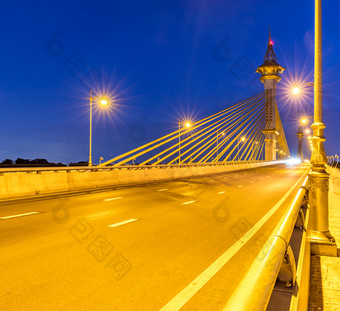 傍晚桥梁路面摄影图