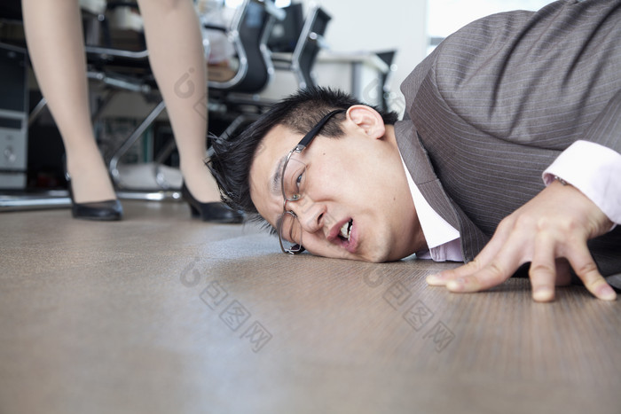 脸贴在地上的男职工