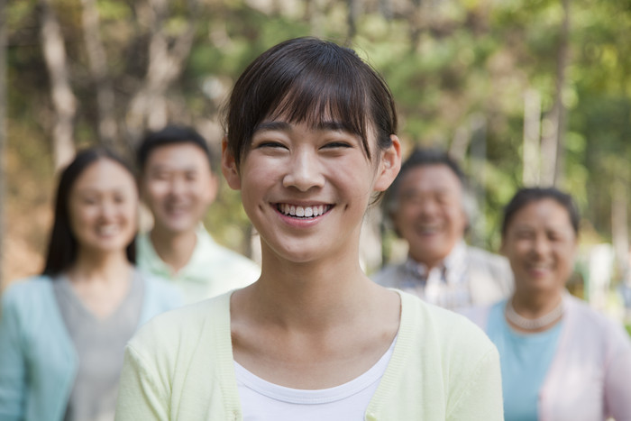 微笑的年轻女人摄影图