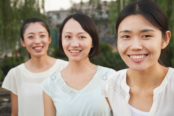 年轻的女人三个人闺蜜朋友户外旅游拍摄风景