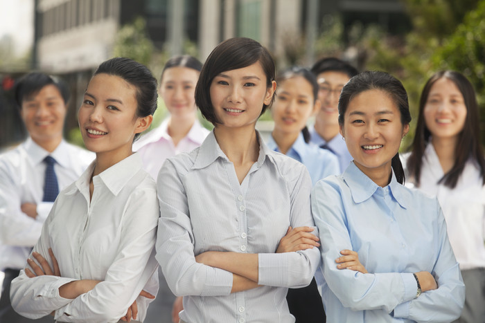 商务户外合作女人叉腰微笑正式的服装摄影