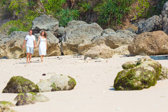 情侣海边沙滩石头牵手男子女子外国度假