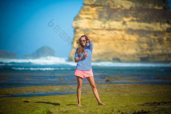 美女海边沙滩度假旅游风景素材背景摄影图