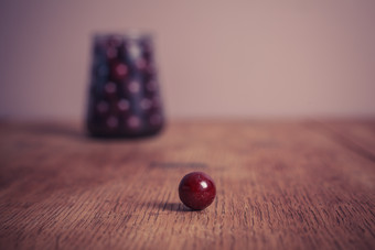 桌面上的红色糖豆