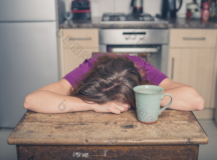 趴在桌子上睡觉的女人高清图片下载-包图网