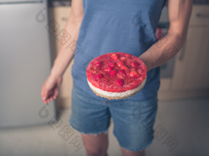 手中拿着的草莓芝士蛋糕