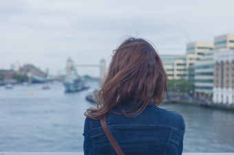 海上桥边的女子背影