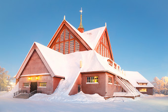 蓝色调雪中教堂摄影图