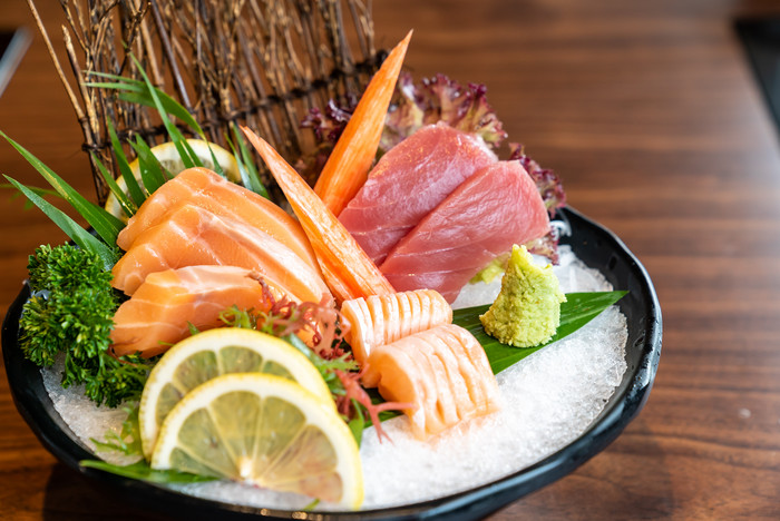 日式料理生鱼片摄影图