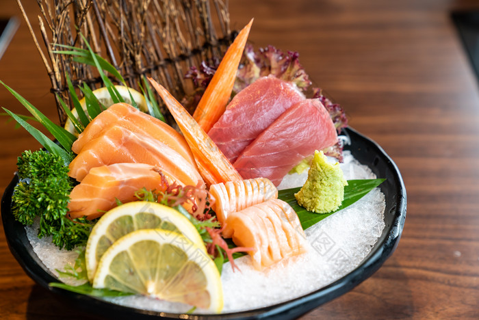日式料理生鱼片摄影图