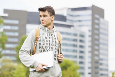 简约风格一个男学生摄影图