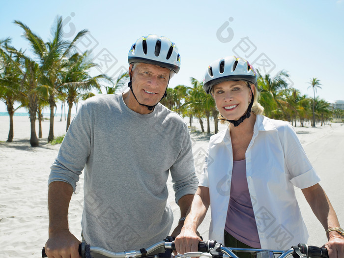 骑自行车旅行的中年夫妻