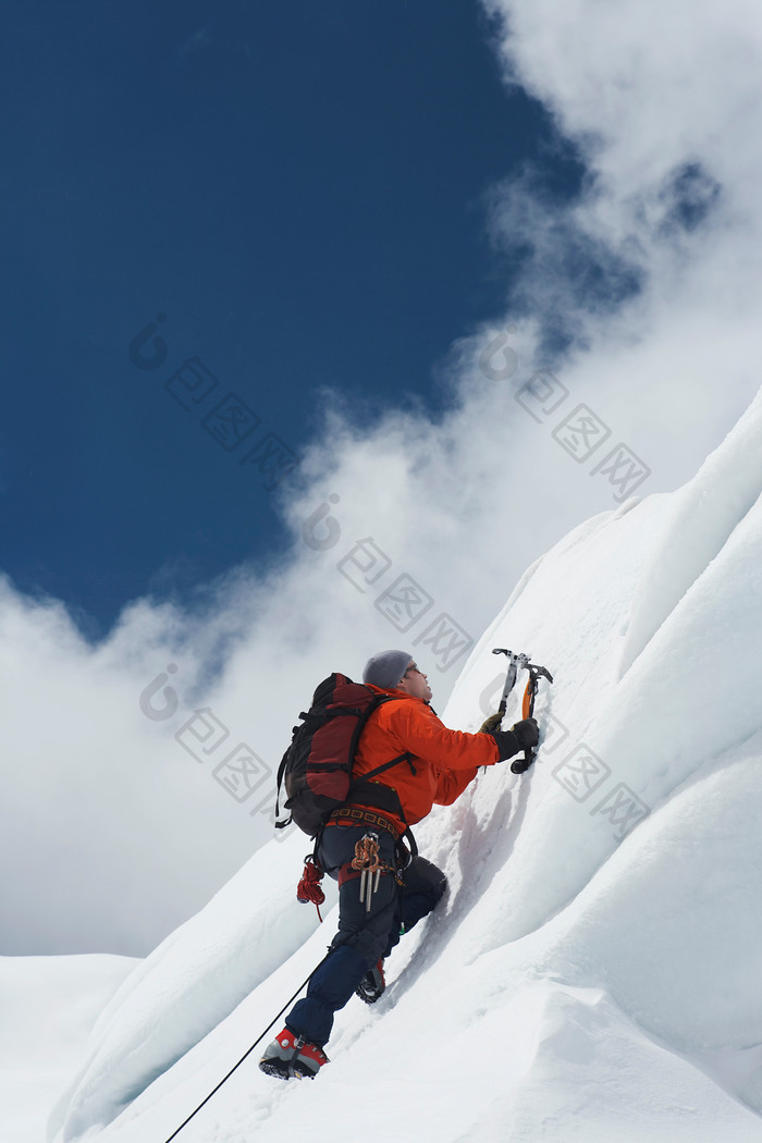 在户外冒险爬雪山的男子