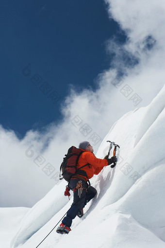 在户外冒险爬雪山的男子