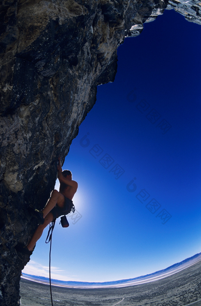 冒险攀爬的女人摄影图