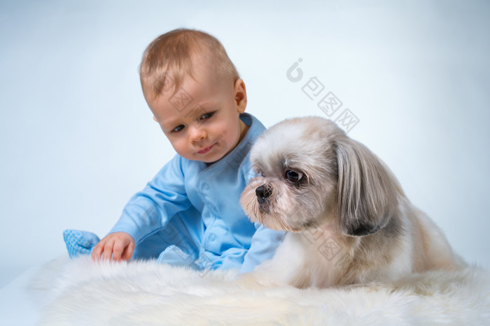 小婴儿和小狗摄影图