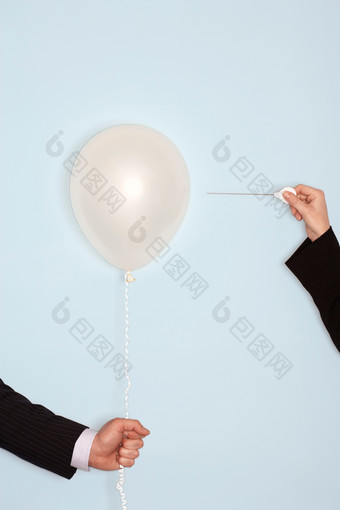 浅色调扎气球摄影图