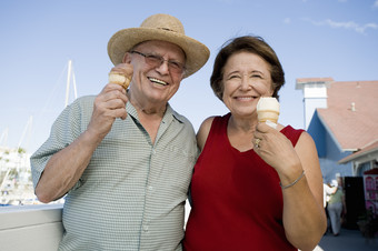 清新吃冰激凌的老年夫妻摄影图