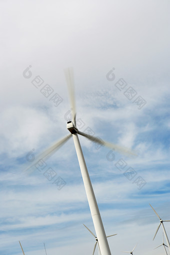 蓝色调风力发电能源摄影图