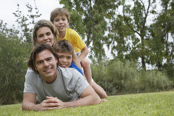 绿色调在草地上的家人摄影图