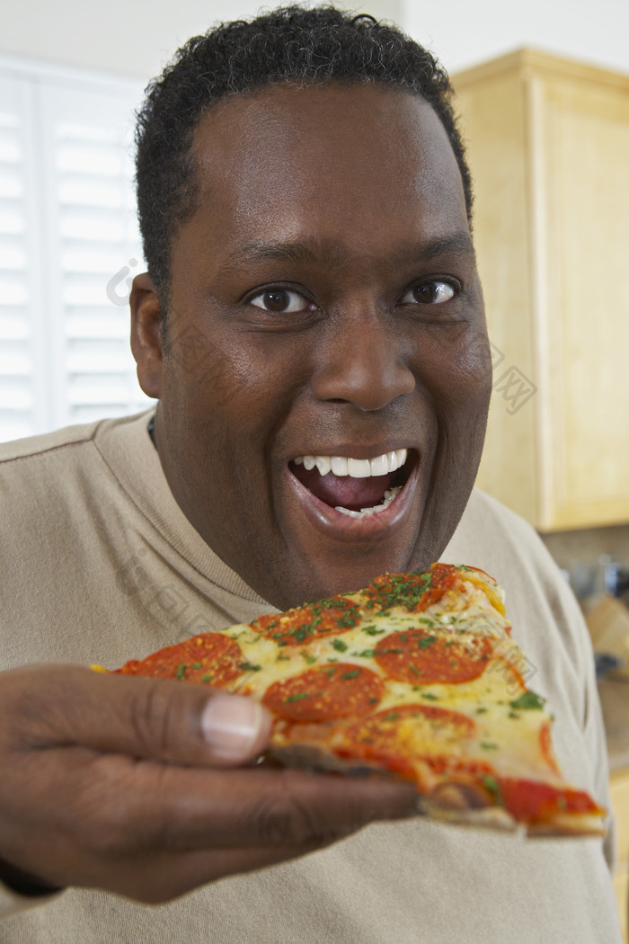 暗色调吃比萨的男人摄影图