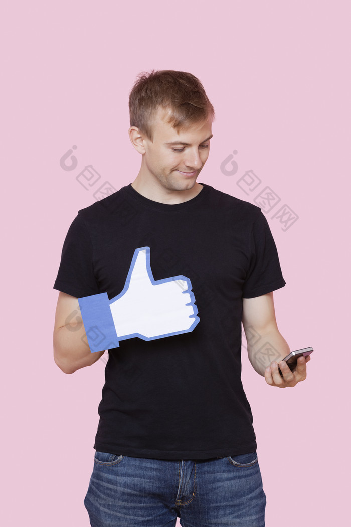粉色调竖大指的男人