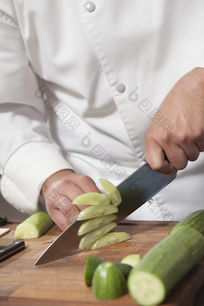 切黄瓜的厨师摄影图