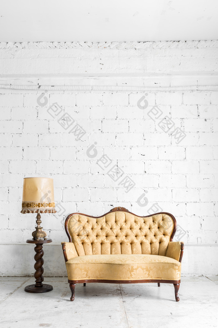 白色房间内黄色复古沙发和灯