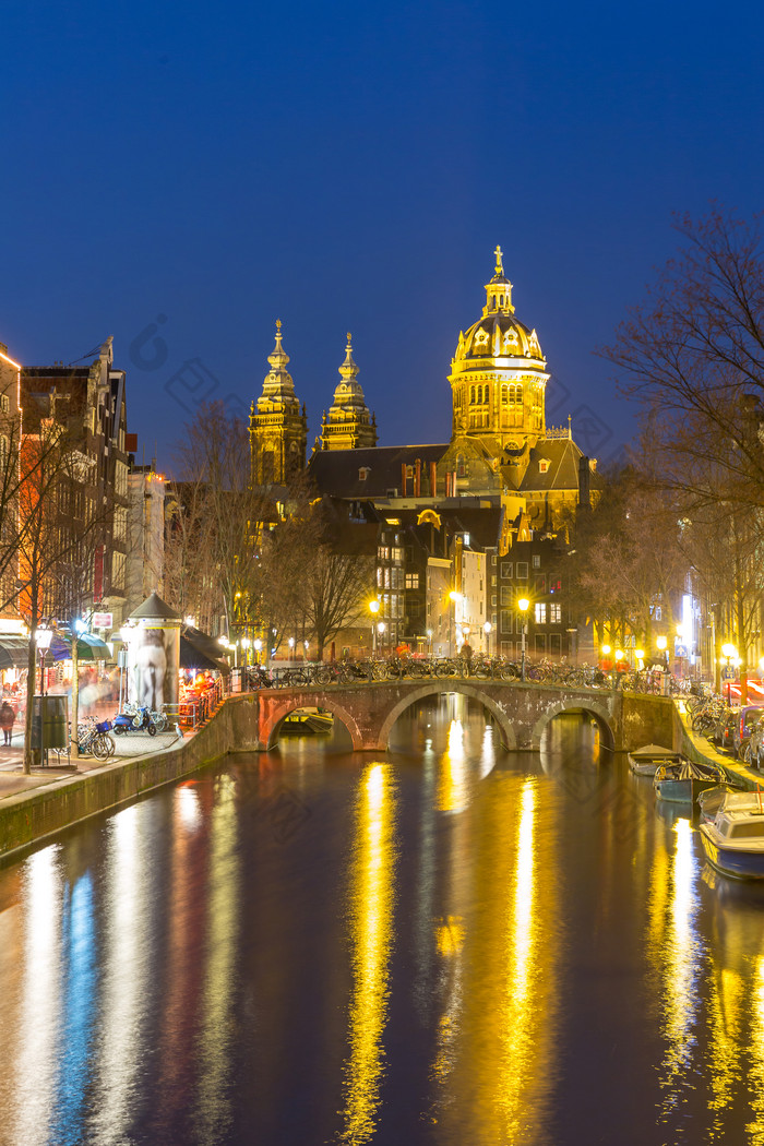 暗色阿姆斯特丹的夜景摄影图