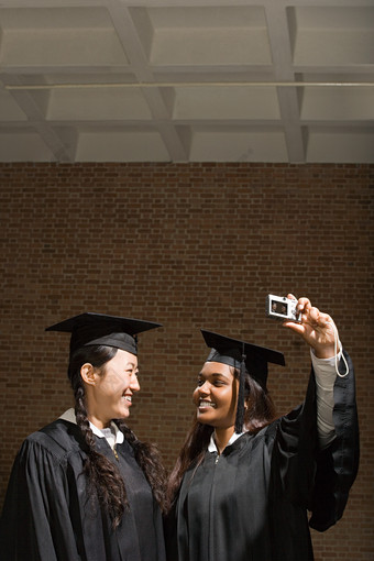 暗色调自拍的毕业生摄影图