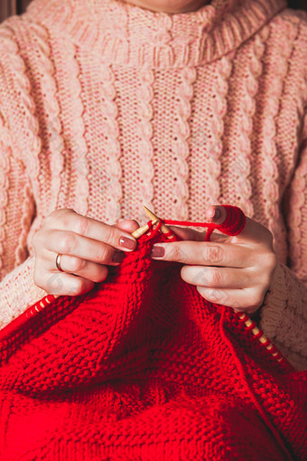 织红色毛衣的女人